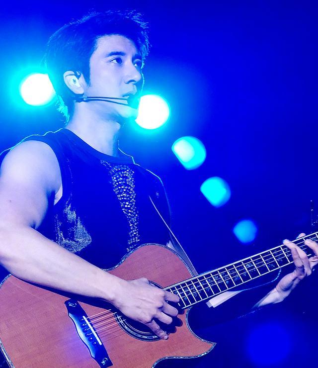 王力宏晒演唱会照片,穿蓝色皮衣弹钢琴,型男也能穿泡泡袖