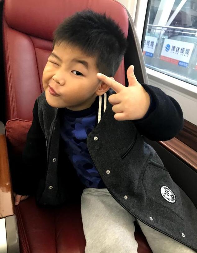 沙溢儿子安吉和小鱼儿近照,网友:这两兄弟颜值差距越来越大了