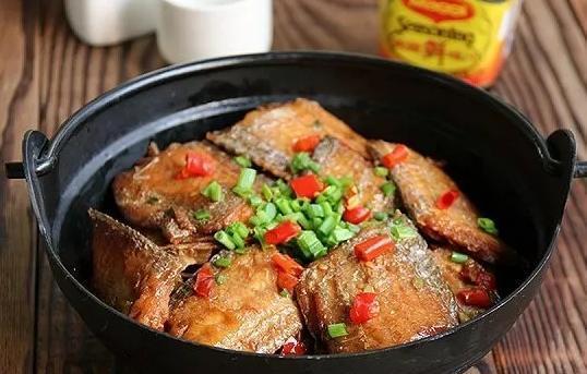 美食推荐:油焖大虾,干锅带鱼,耗油菌菇