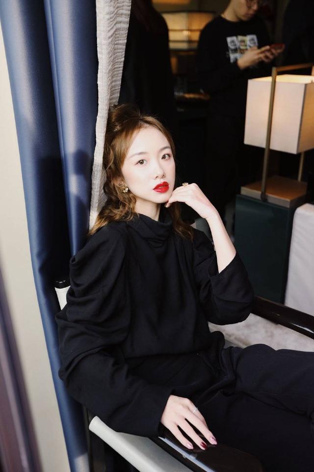 阿沁真的是又美又会穿,私服干净复古利落,堪称网红中的一股清流