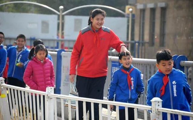 中国女篮未来新星横空出世!11岁身高超2米,如今正努力训练篮球