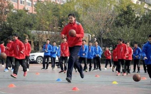 中国女篮未来新星横空出世!11岁身高超2米,如今正努力训练篮球