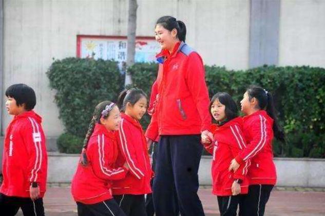 中国女篮未来新星横空出世!11岁身高超2米,如今正努力训练篮球