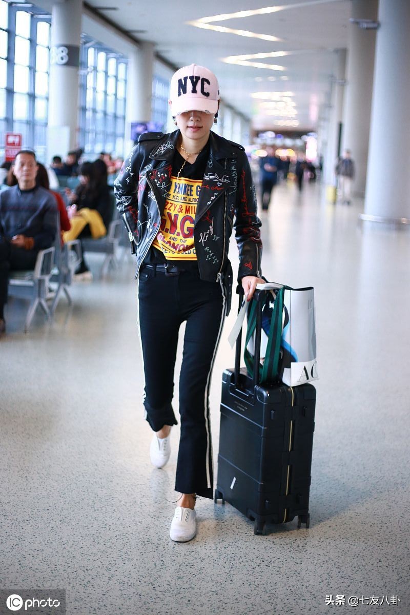 马伊琍穿皮衣气场a到爆,走路带风霸气满屏