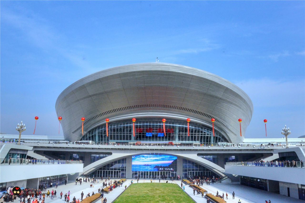 鲁南高铁正式开通实拍临沂北站启动仪式人山人海前来打卡纪念