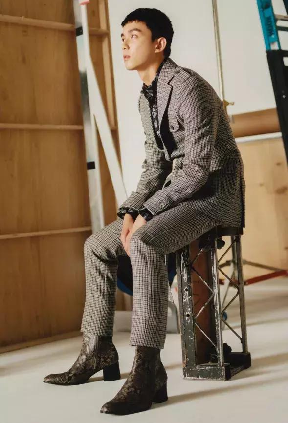 吴磊的西装穿的真潮!别人都配皮鞋,他却用高跟鞋搭出了境界