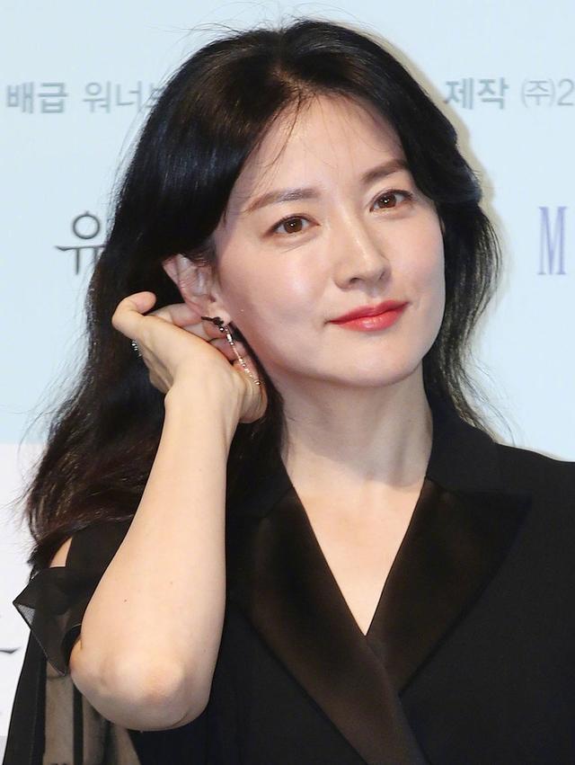 韩国第一古装美女李英爱48岁依然美得高雅大气女神范十足