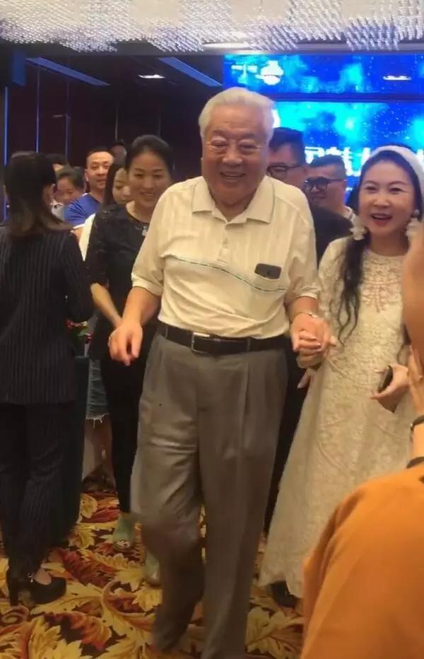 80岁朱龙广和菩提祖师同框吃盒饭网友神仙也吃盒饭啊