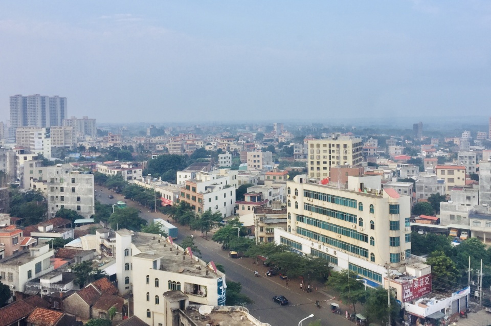 正文          站在高处透过走廊的窗子几乎可以俯瞰整个徐闻县城,这