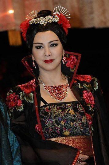 52岁单身田丽近况,黑长直齐腰惹人羡,自拍磨皮过度如假人