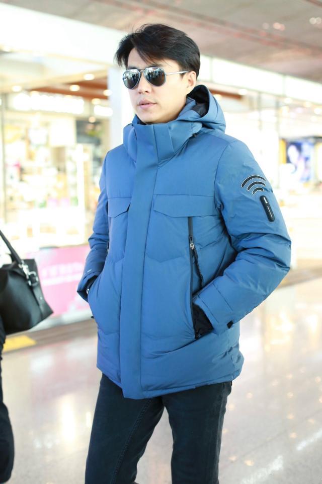 43岁靳东型男范十足蓝色羽绒服配牛仔裤绅士帅气行走的荷尔蒙