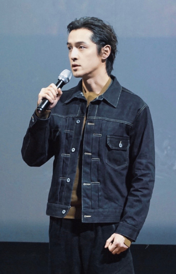胡歌牛仔装出镜大显型男风范,清爽利落帅气十足