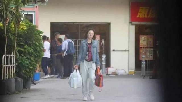 昔日TVB五大当家花旦！现年50岁仍单身未嫁：孤身一人去超市购物