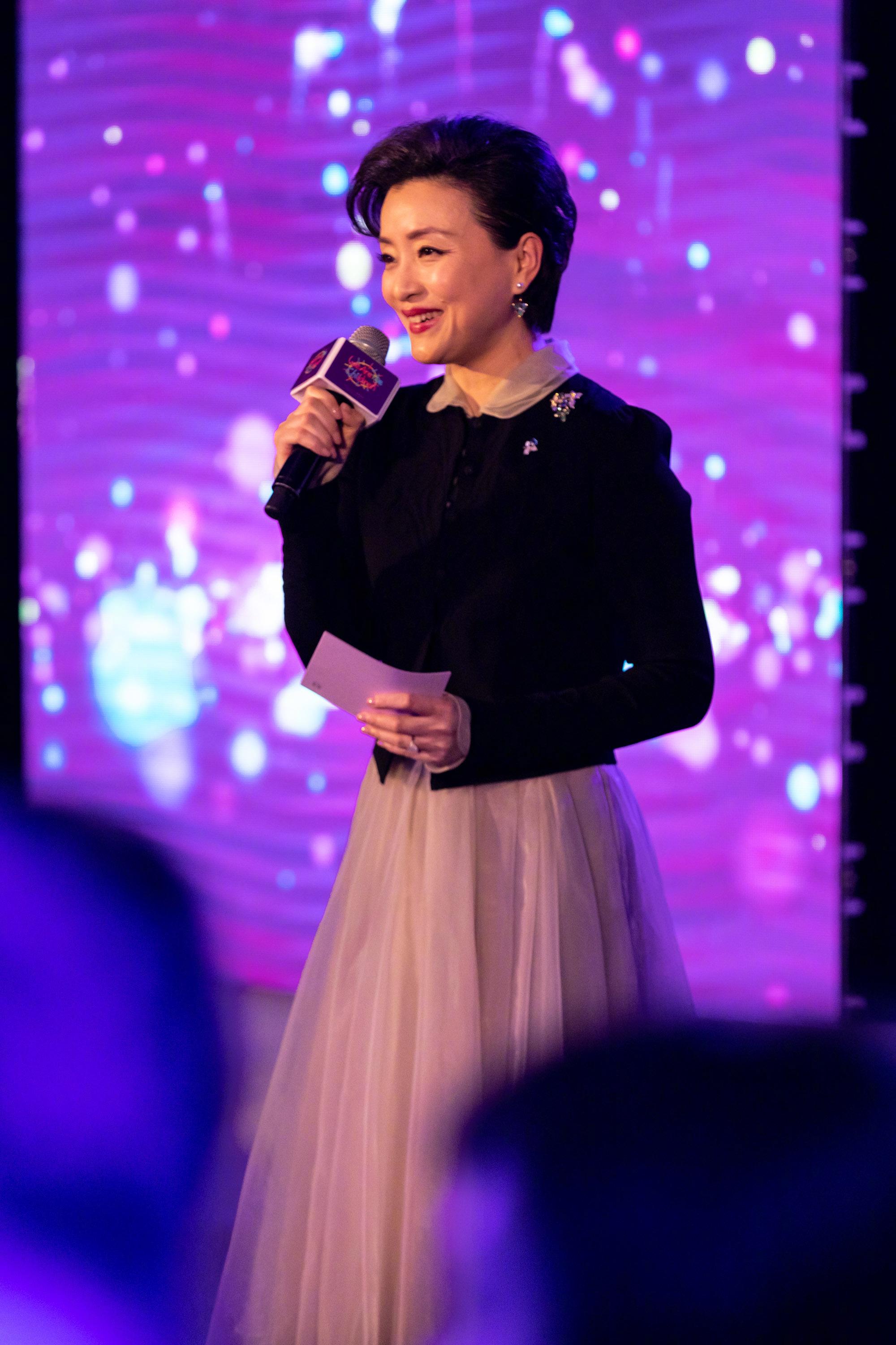 51岁杨澜近照,穿娃娃裙扮小姑娘,化浓妆也没遮住一脸皱纹!