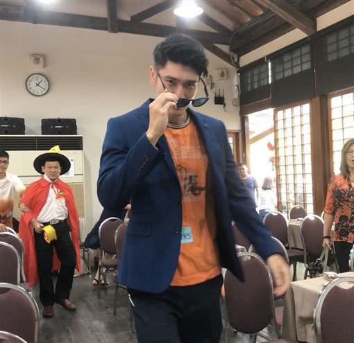 高以翔和高宇桥兄弟俩风格很是相似,并且常年留着络腮胡,若不仔细看