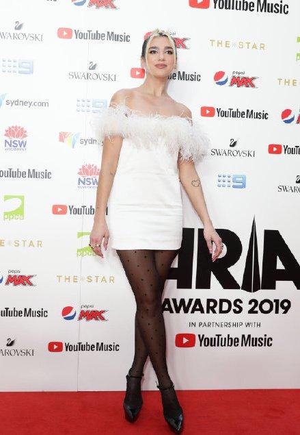 杜阿利帕瘦了后更美穿短裙秀香肩美腿搭配蕾丝裤袜好妖娆