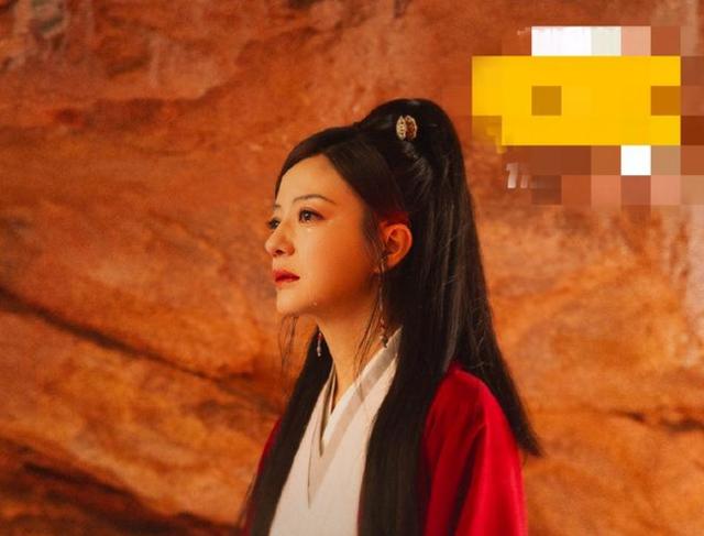 赵薇全新路透照曝光,红衣似火,仿佛穿越到10年前《侠女闯天关》