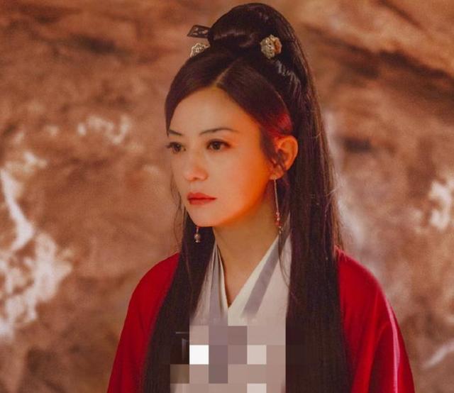 赵薇全新路透照曝光红衣似火仿佛穿越到10年前侠女闯天关