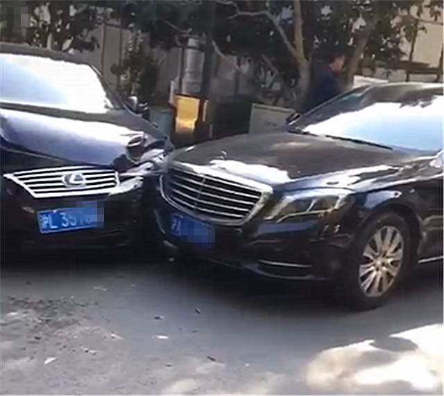 44万雷克萨斯撞奔驰S级，看到车损那一刻，才知日系车铁皮有多薄