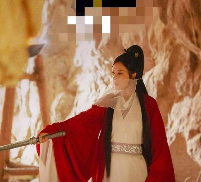 赵薇全新路透照曝光红衣似火仿佛穿越到10年前侠女闯天关