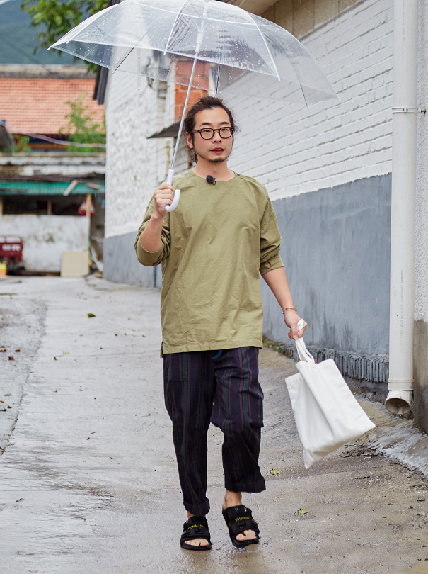 烫着泡面卷,戴着墨镜的许富翔颜值虽然谈不上帅气有型,但是作为导演的