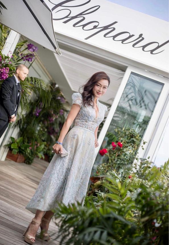 詹小楠自然老去不装嫩44岁穿刺绣蕾丝裙亮相葫芦形身材太美了