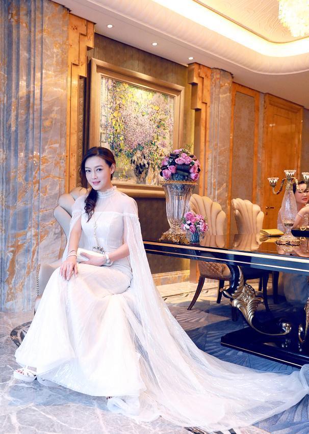 詹小楠自然老去不装嫩44岁穿刺绣蕾丝裙亮相葫芦形身材太美了