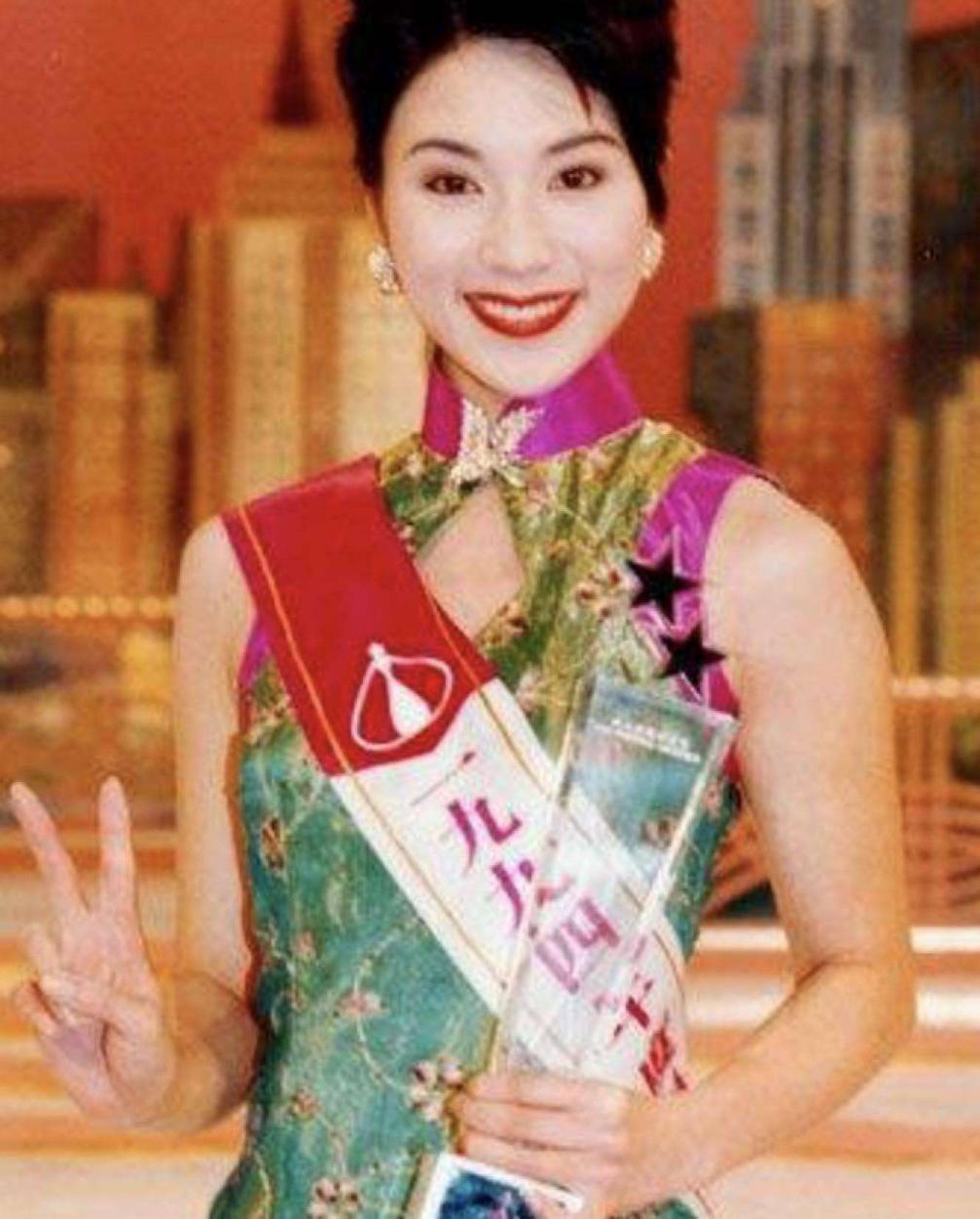 张可颐素颜逛超市穿着随意独自一人提大袋东西神情显落寞