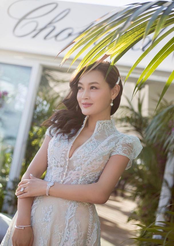 詹小楠自然老去不装嫩44岁穿刺绣蕾丝裙亮相葫芦形身材太美了