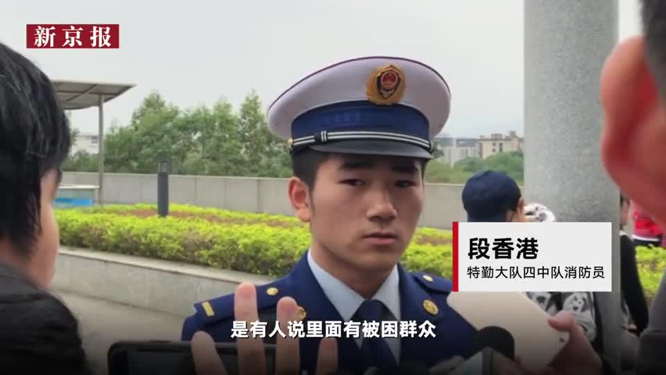 福州救火英雄张伟杰骨灰回乡 上百名群众高速口送行|救火英雄_新浪新闻