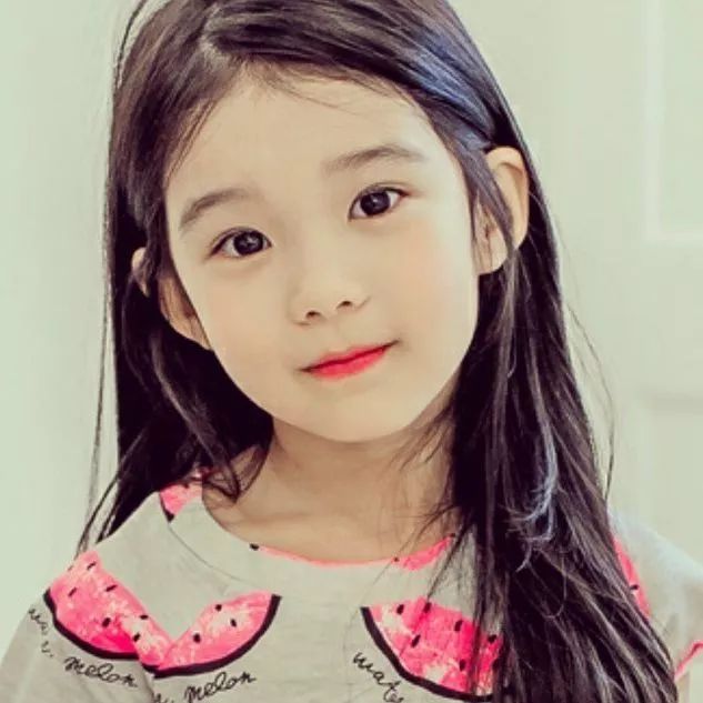 2008年出生的金奎丽,今年只有11岁,然而却是韩国知名的小童星了.