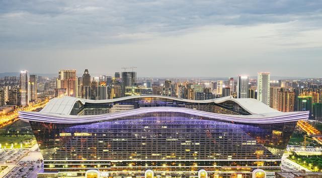 (成都环球中心为全球最大单体建筑,建筑面积逾200万平米,现属环球融创