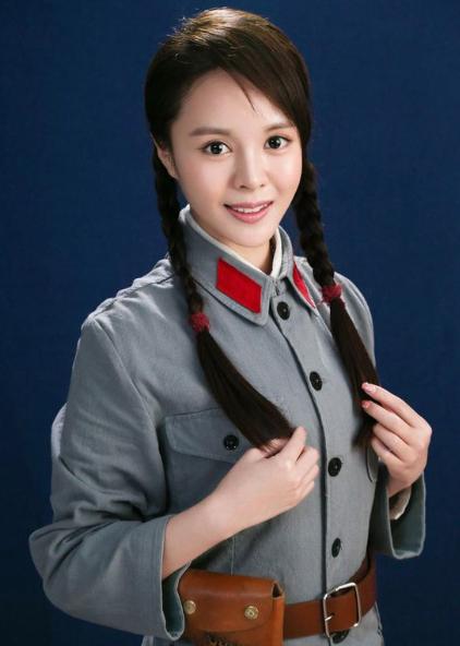 1933年时,刚满9岁的王新兰在姐姐的鼓励下便加入了红军的队伍.