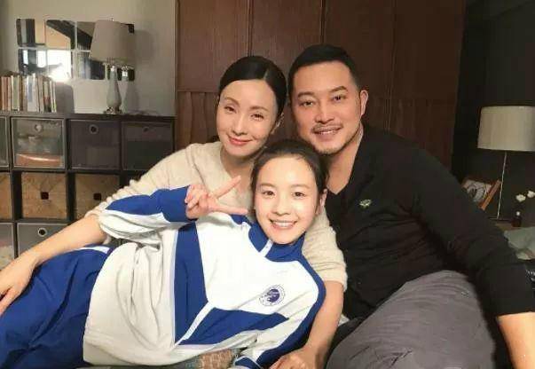 又一位女星因吸烟上热搜!她才19岁,网友:刚走红就人设坍塌了?