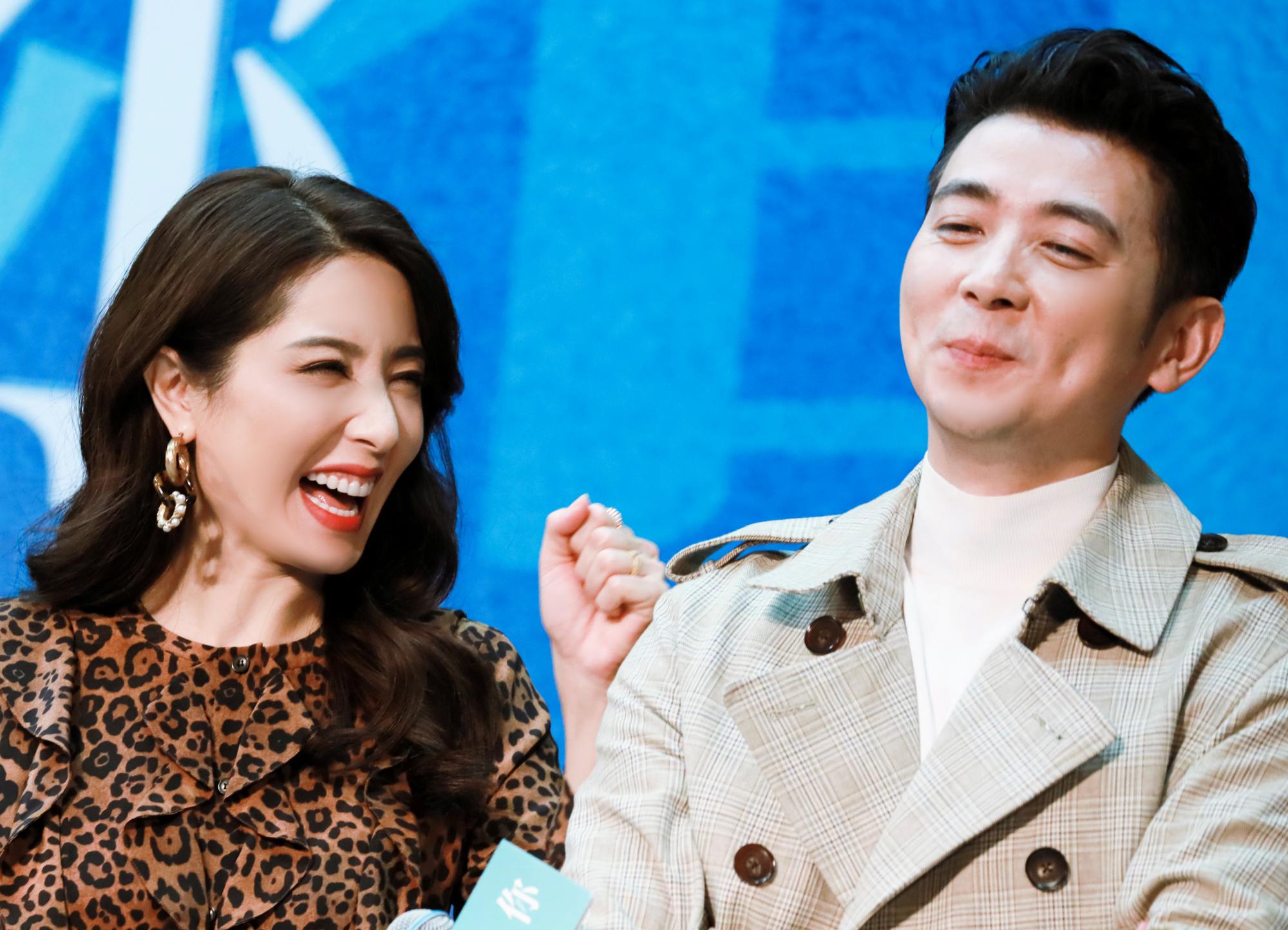 43岁曾黎也显老了,穿豹纹长裙却仍美艳,罕见同框保剑锋眼神超甜