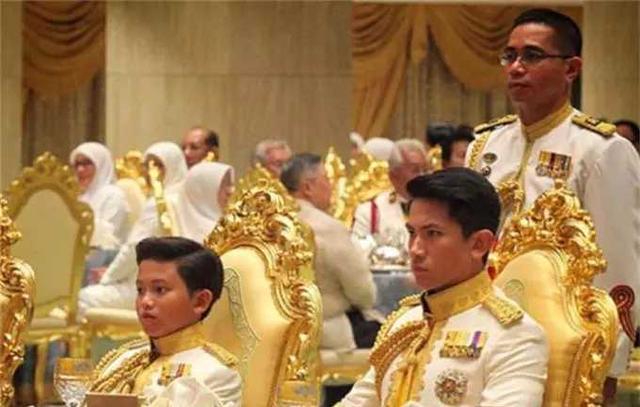 年仅28岁,坐拥1788套房,600辆豪车,20架私人飞机,无可比