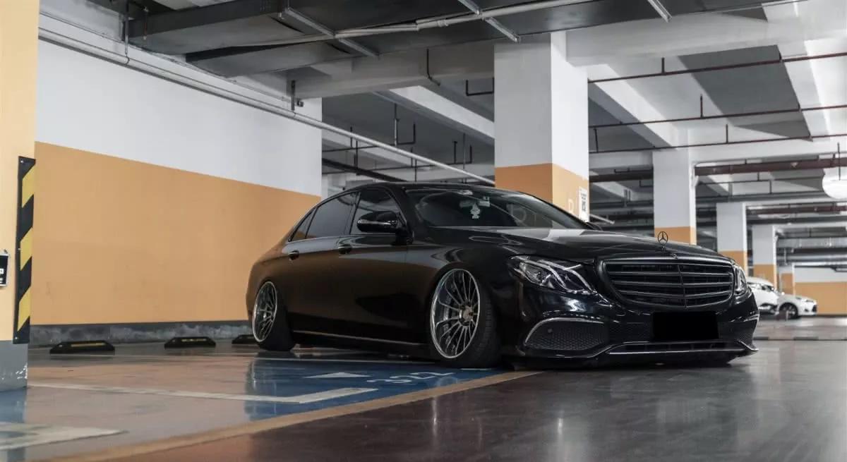 黑武士奔驰w213,简单干净的改装风格看起来非常舒服!