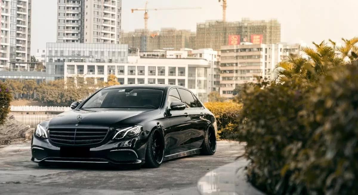 黑武士奔驰w213,简单干净的改装风格看起来非常舒服!