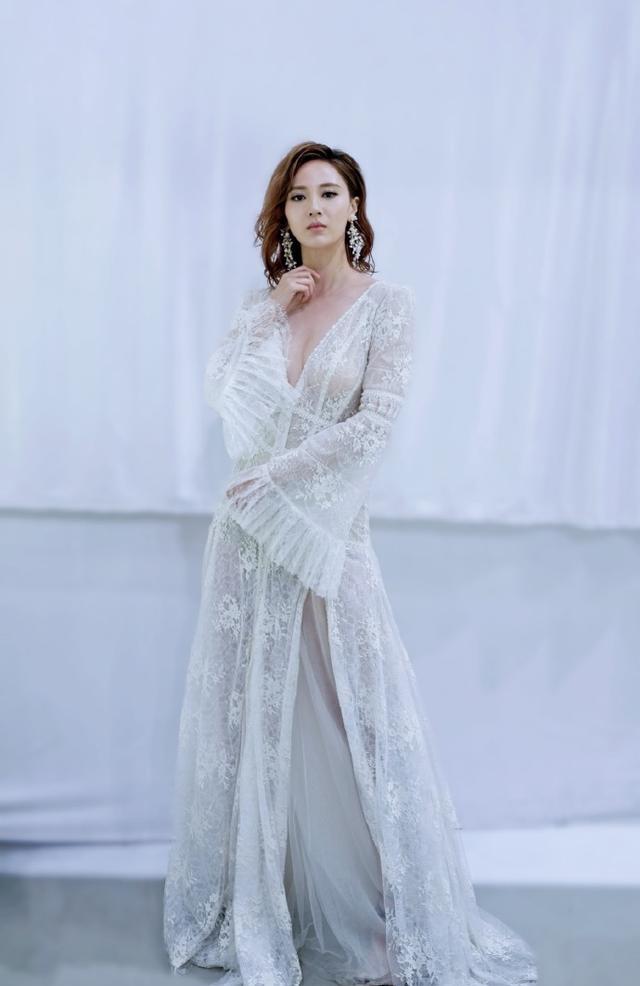 这一次朱晨丽在剧中男饰演的是喜欢打扮的靓太,喜欢购物,买衣服,修甲