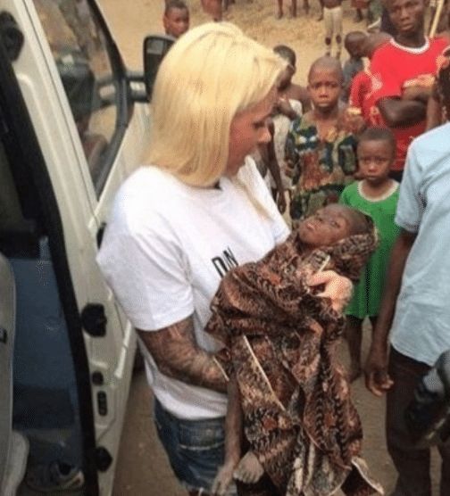 6年前非洲濒临渴死"讨水男孩",被游客收养后,如今成了小胖墩