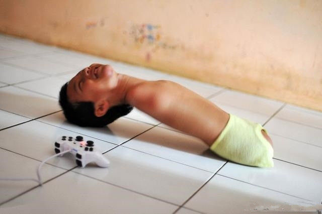 男子出生起就没有四肢,是什么让他这么坚强乐观?