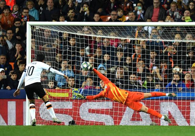 下半场第63分钟,若日尼奥对加亚犯规,裁判判罚点球.