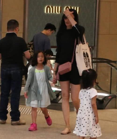 吴彦祖一家三口外出购物，颜值在线穿搭有型，六岁女儿乖巧可爱