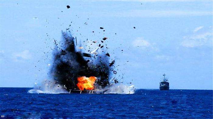美军舰闯入海峡,数枚国产导弹发起攻击,30万吨巨轮被击中后沉没