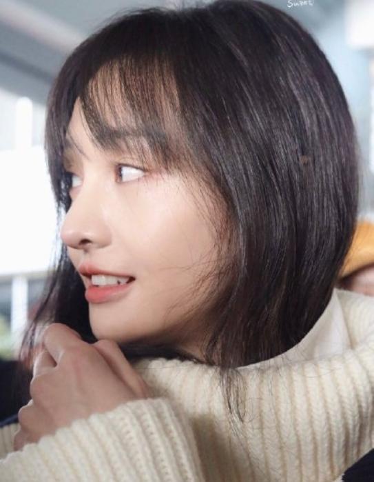 郑爽机场生图曝光!气质清纯却瘦脱相,再次被吐槽鼻子似水滴下落