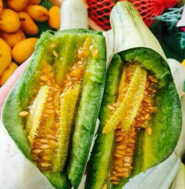 这种瓜细长如羊角吃着爽脆甘甜既是水果也是蔬菜如今广受欢迎