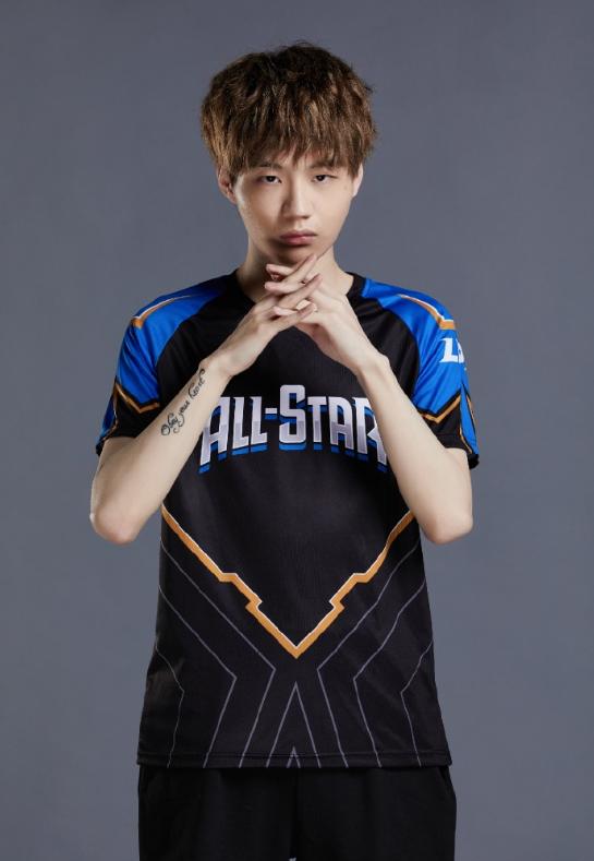 fpx的全明星定妆照来了!doinb又开始卖萌了!