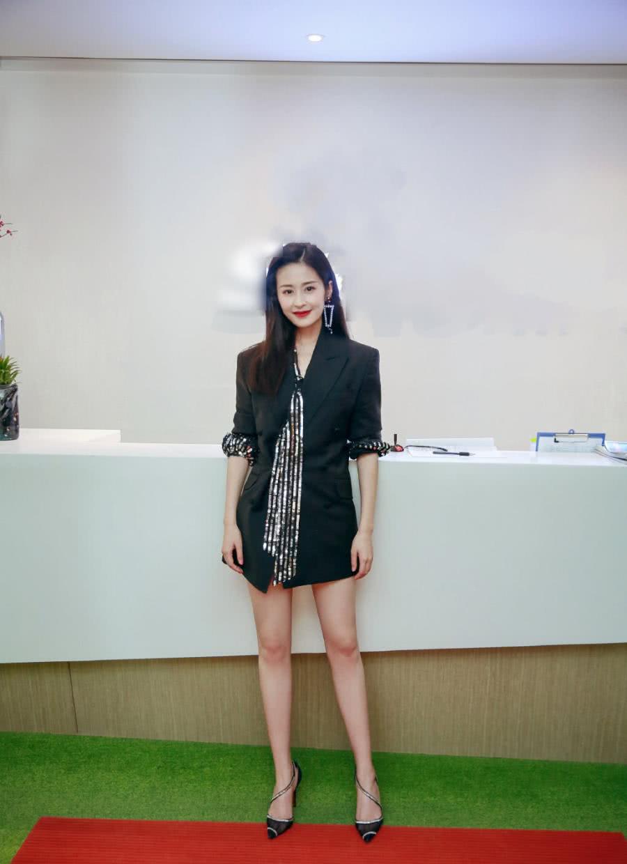 颖儿这身造型酷帅满分,黑西装细高跟大秀筷子腿,生图也完美无瑕