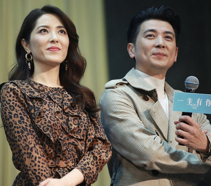 43岁曾黎也显老了,穿豹纹长裙却仍美艳,罕见同框保剑锋眼神超甜