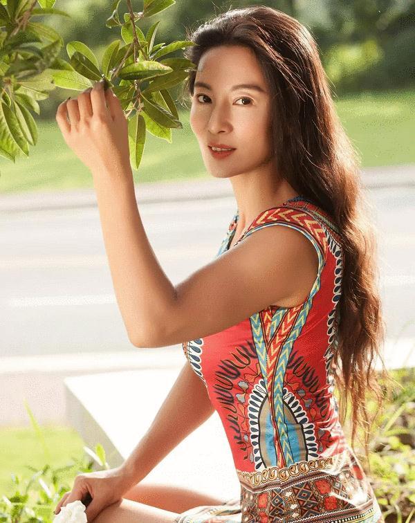 "中国辣妈"刘叶琳火了52岁看上去跟儿子像情侣,儿子直呼她妖精